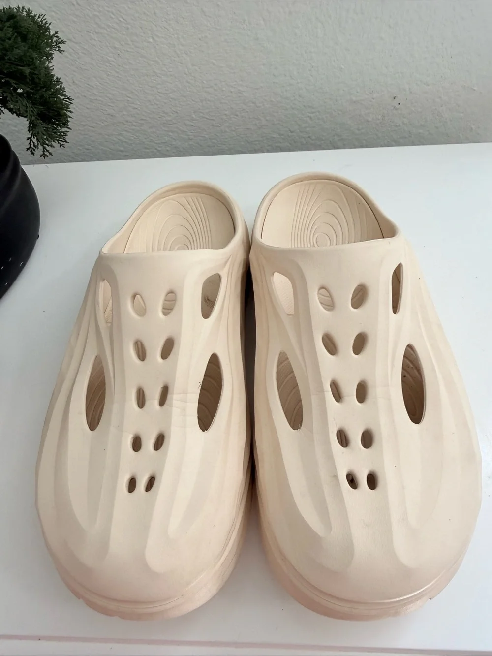 Hoka Ora recovery Men size 11 Slip-On Foam Clog - Beige